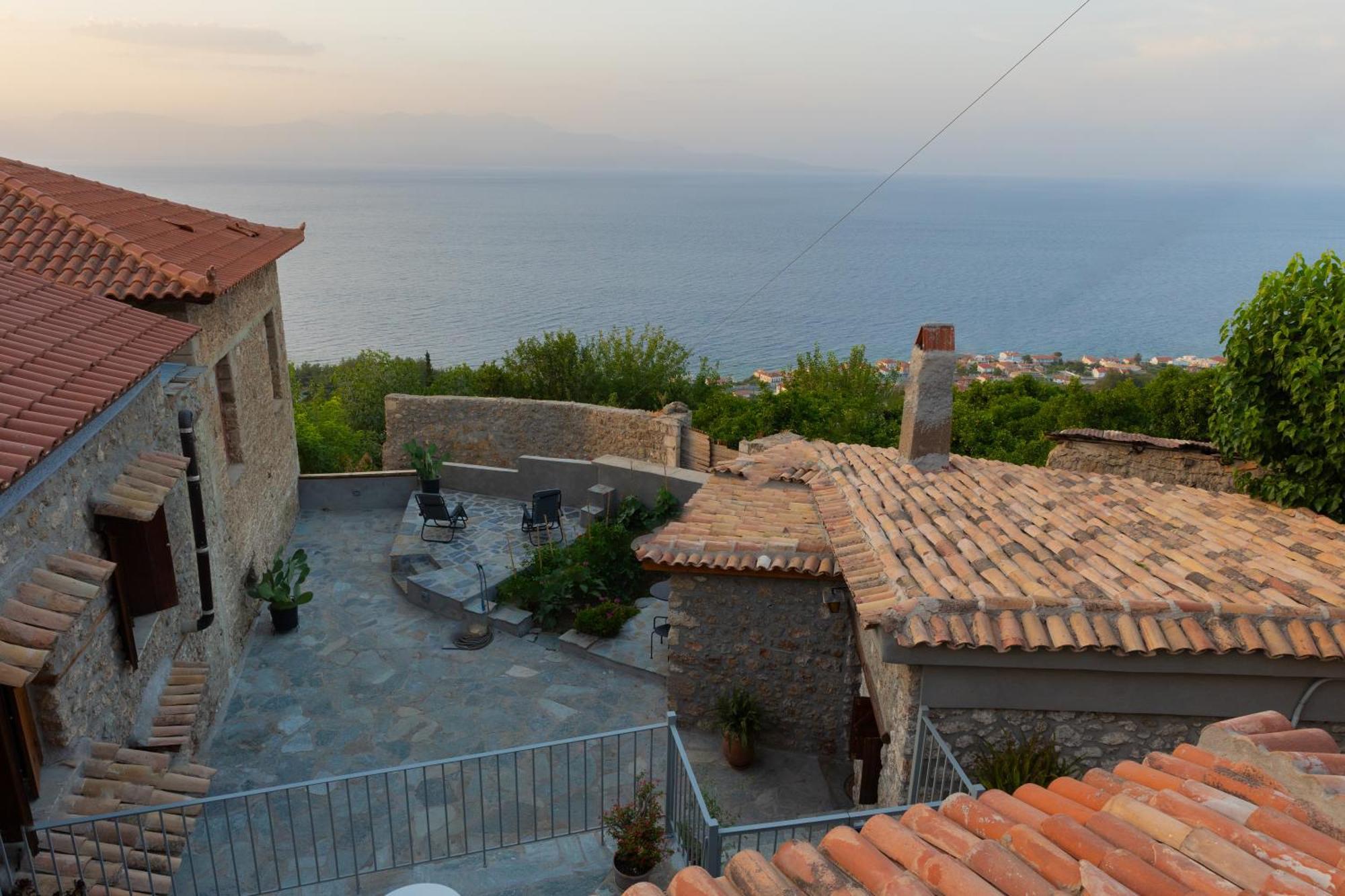 Fteri Stone House In Platanos, Akrata Apartment Exterior photo